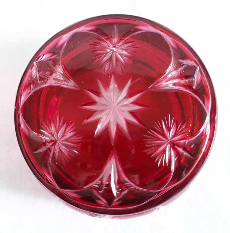 Bonbonnière en cristal de Baccarat taillé overlay rose