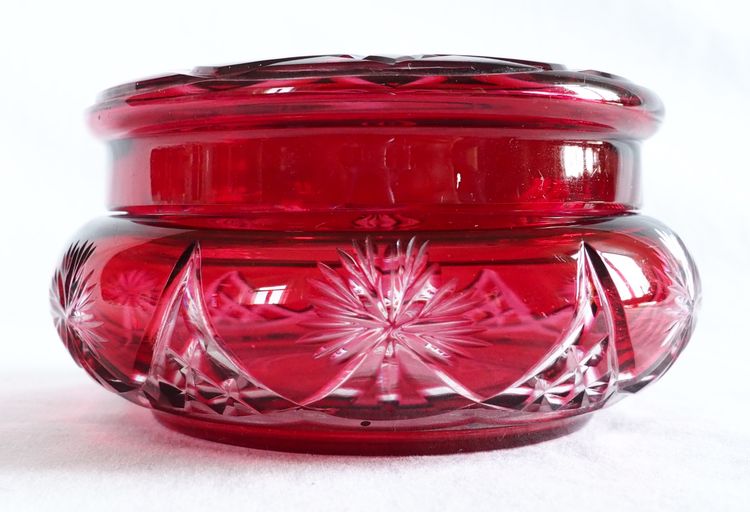 Bonbonnière en cristal de Baccarat taillé overlay rose