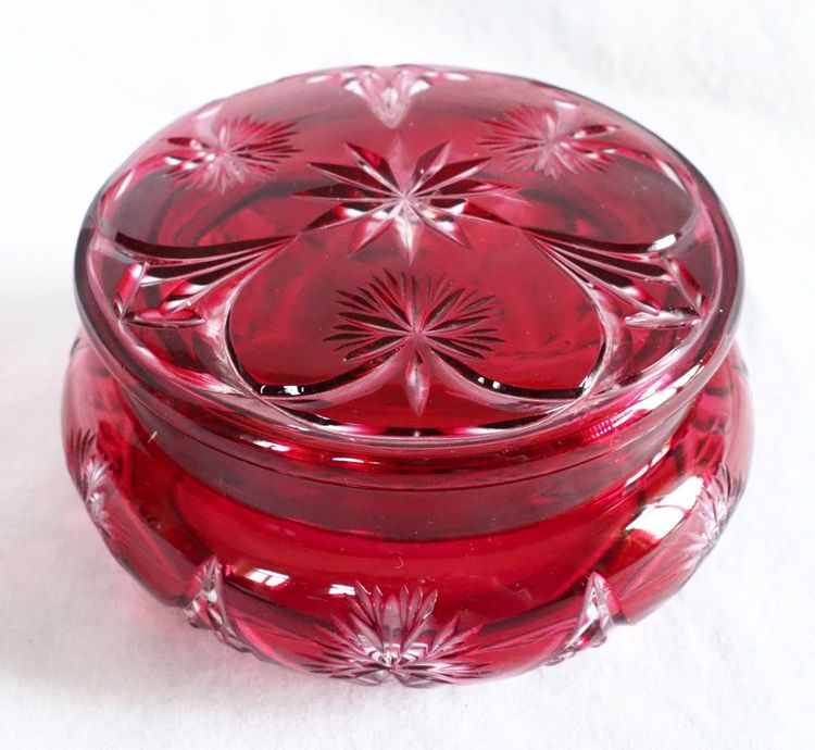 Bonbonnière en cristal de Baccarat taillé overlay rose