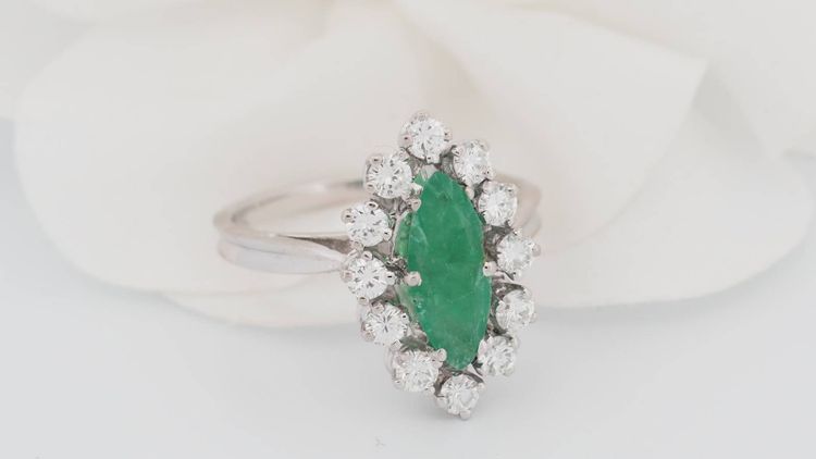 Marquise ring in white gold, emerald and diamonds