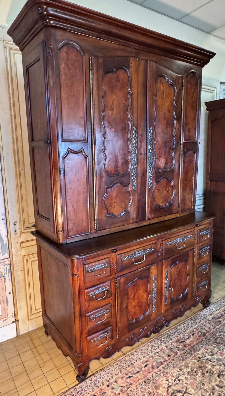 Two-body castle sideboard with side doors for 18th century rifles