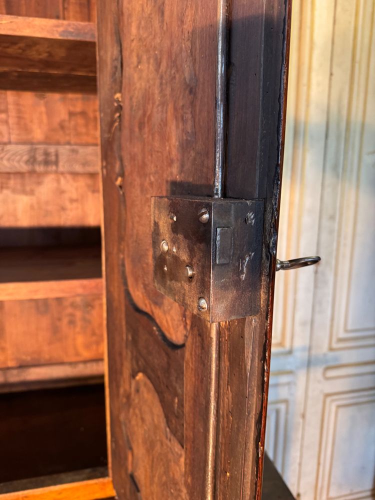 Two-body castle sideboard with side doors for 18th century rifles