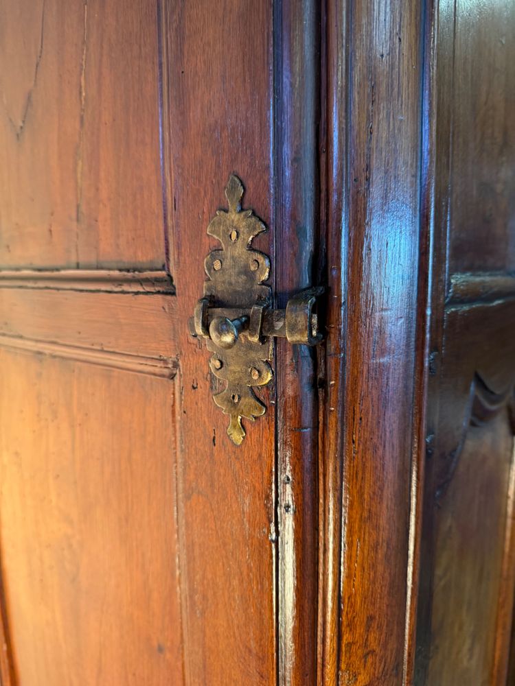 Two-body castle sideboard with side doors for 18th century rifles