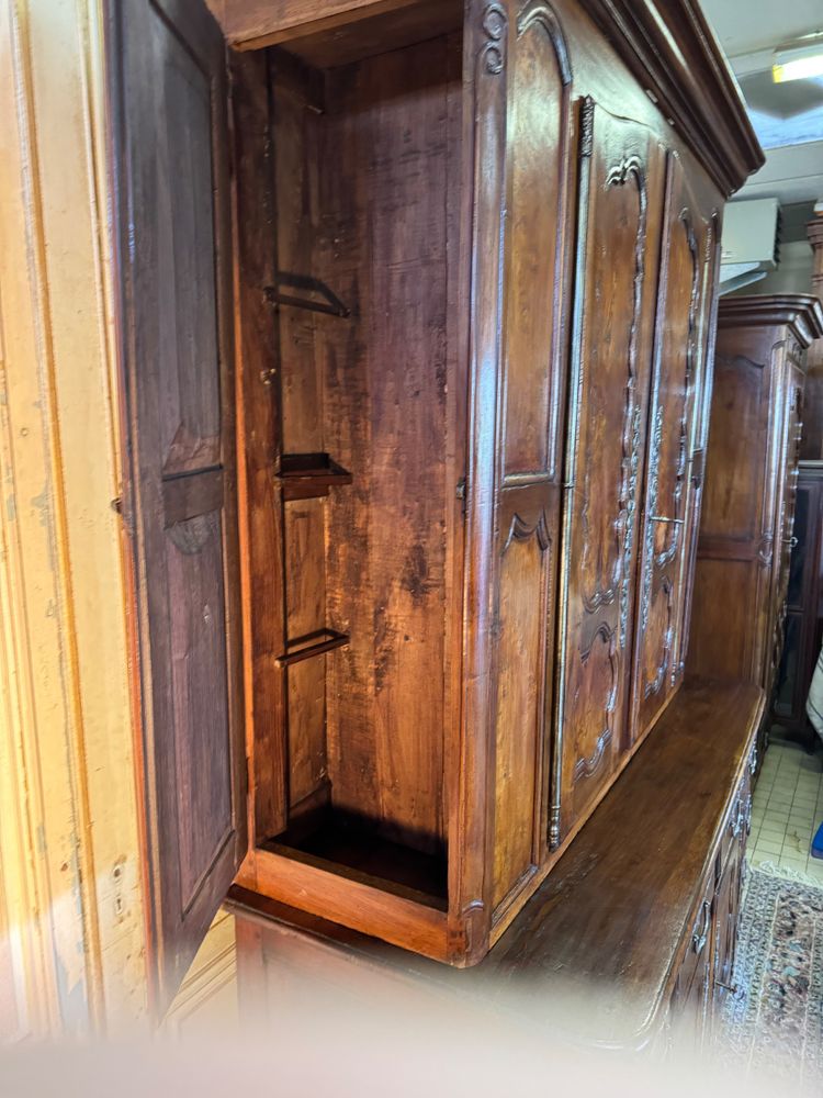 Two-body castle sideboard with side doors for 18th century rifles