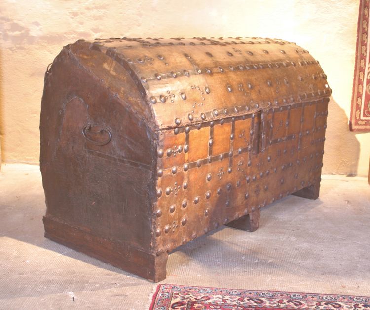 Baule Haute Epoque con coperchio a cupola