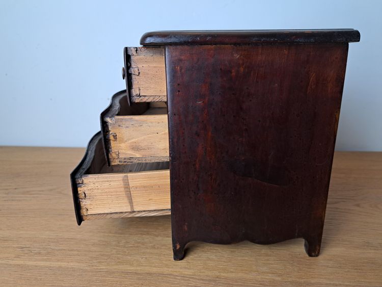 Master's Chest of Drawers, Varnished Wood, Late 18th/early 19th century.