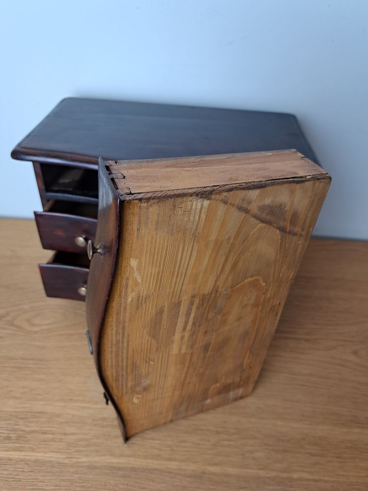 Master's Chest of Drawers, Varnished Wood, Late 18th/early 19th century.