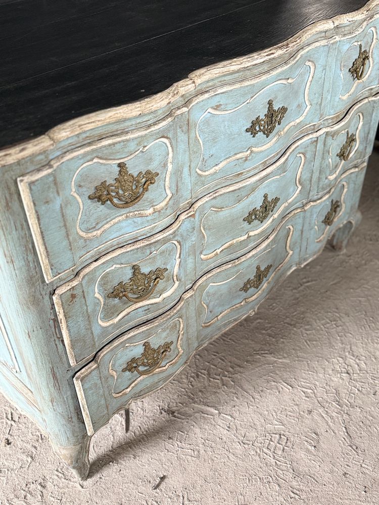 Louis XV curved chest of drawers dating from the 18th century, polychrome