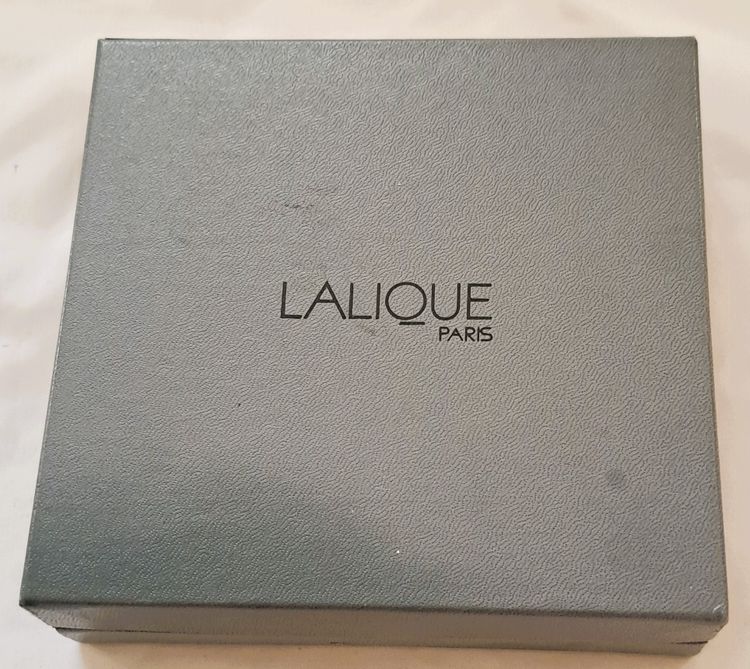 Women's box set of Lalique perfume bottle, two flowers model