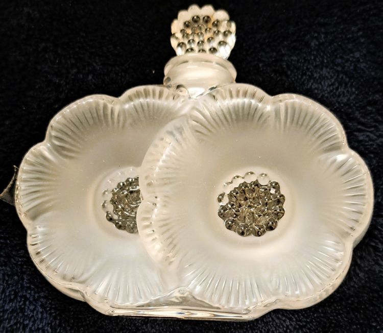 Women's box set of Lalique perfume bottle, two flowers model