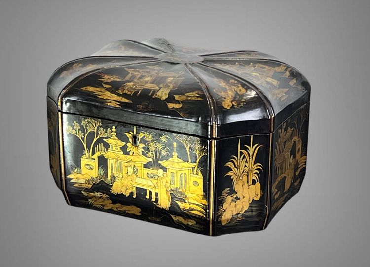 19TH CENTURY CHINESE LACQUER TEA BOX DECORATED WITH ANIMATED SCENES OF CHARACTERS