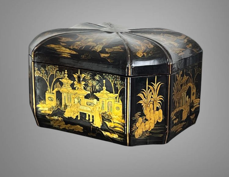 19TH CENTURY CHINESE LACQUER TEA BOX DECORATED WITH ANIMATED SCENES OF CHARACTERS