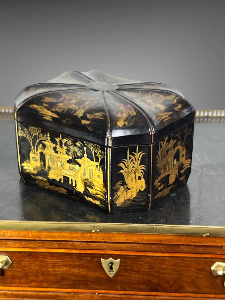 19TH CENTURY CHINESE LACQUER TEA BOX DECORATED WITH ANIMATED SCENES OF CHARACTERS