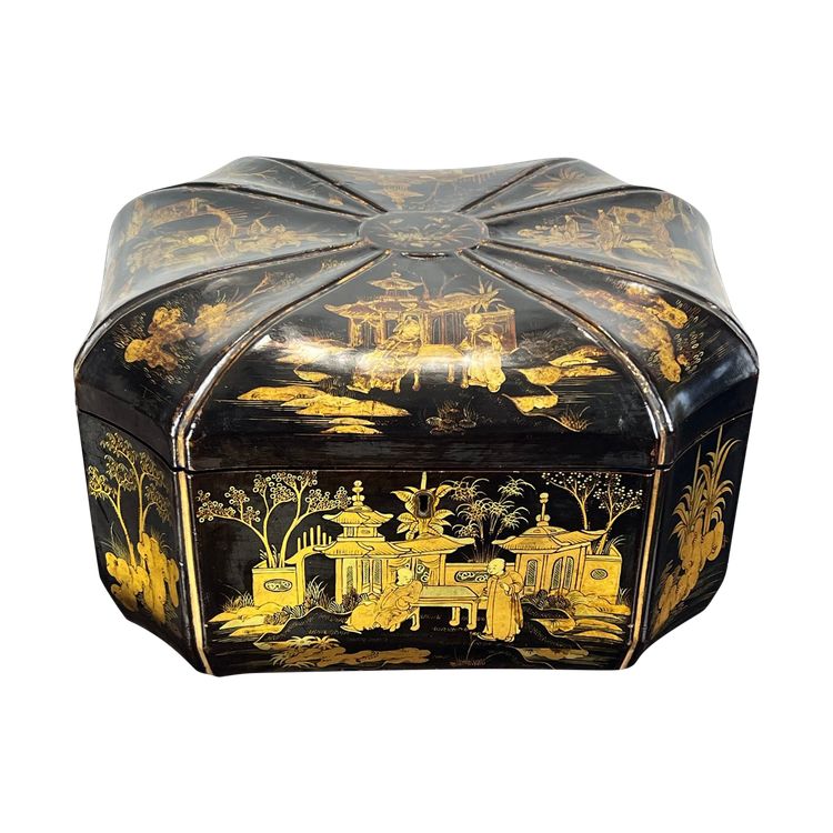 19TH CENTURY CHINESE LACQUER TEA BOX DECORATED WITH ANIMATED SCENES OF CHARACTERS