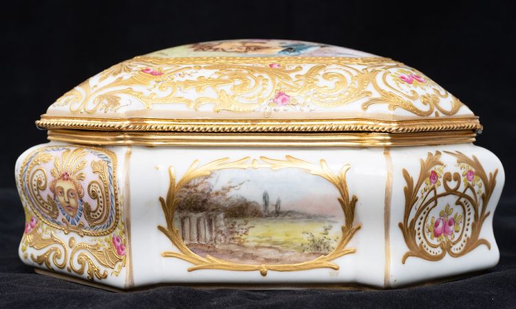 Antique porcelain jewelry box, 19th century.