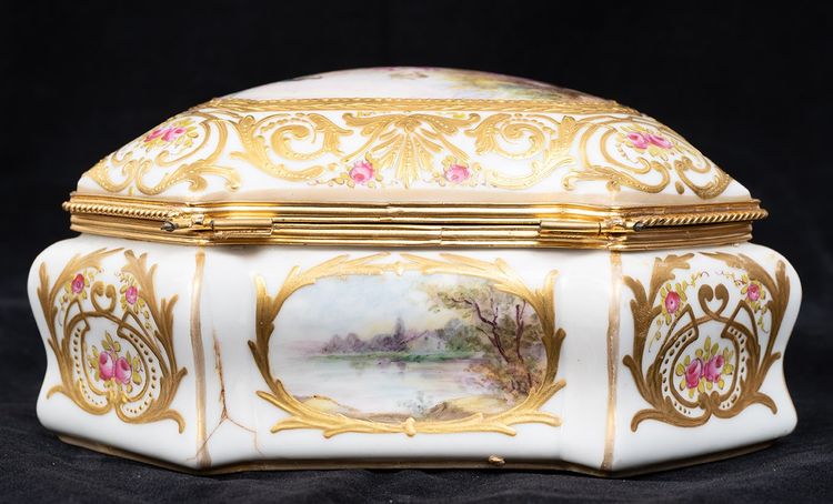 Antique porcelain jewelry box, 19th century.