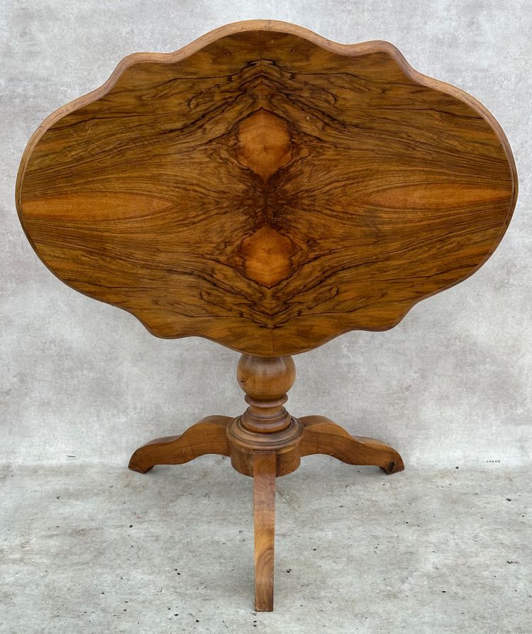 Pedestal table