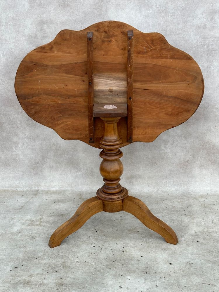 Pedestal table