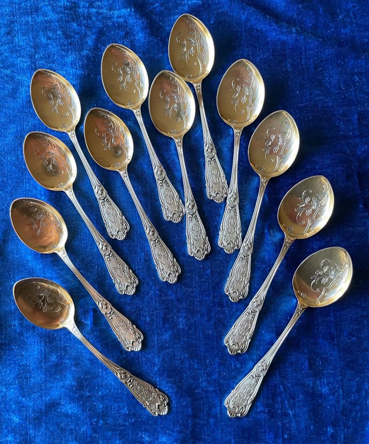 12 ice cream spoons.