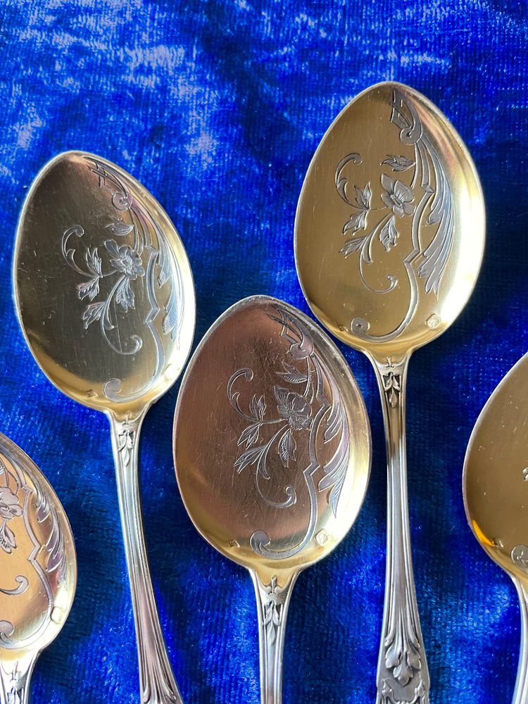 12 ice cream spoons.