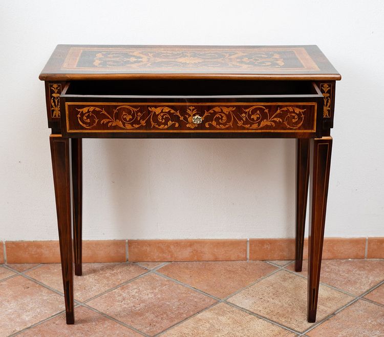 Louis XVI desk in exotic wood from Lombardy, 18th century.