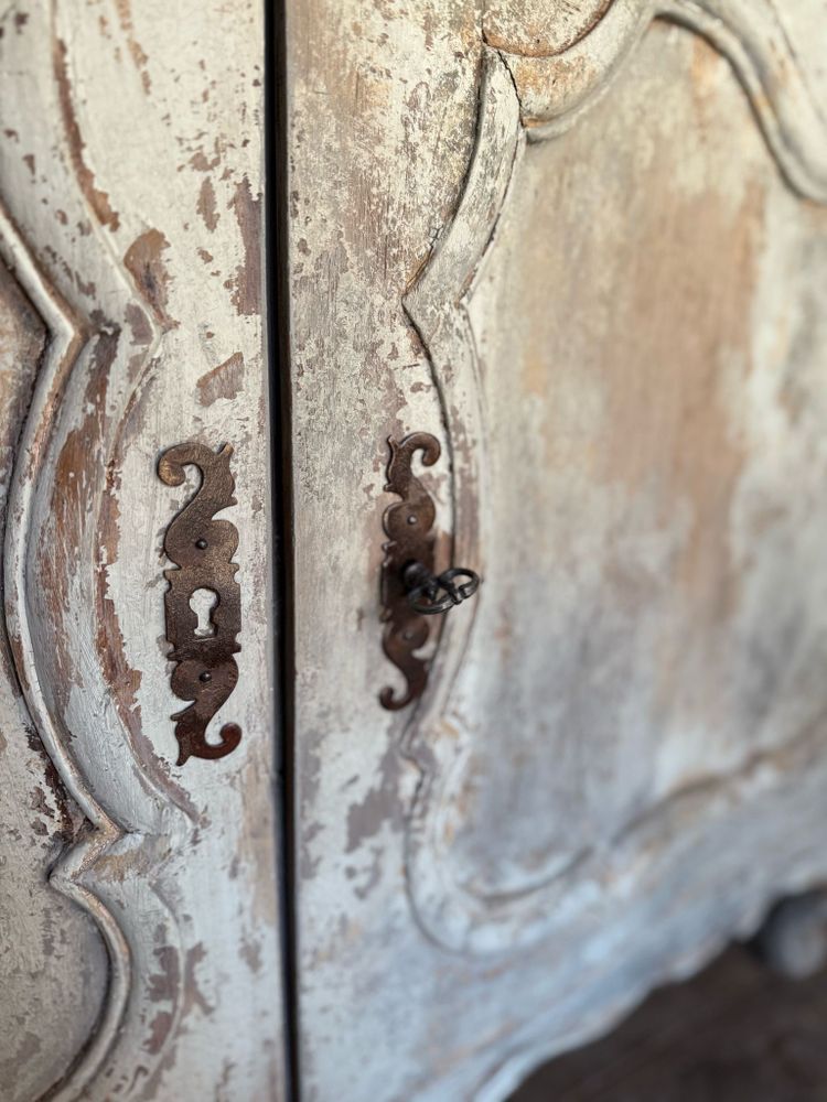 Louis XV curved sideboard dating from the beginning of the 18th century, south of France, beautiful polychromy