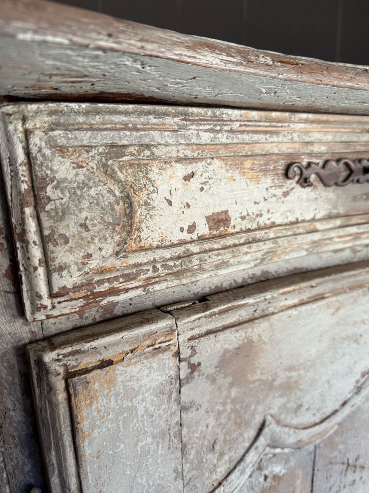 Louis XV curved sideboard dating from the beginning of the 18th century, south of France, beautiful polychromy