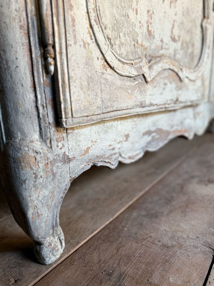 Louis XV curved sideboard dating from the beginning of the 18th century, south of France, beautiful polychromy