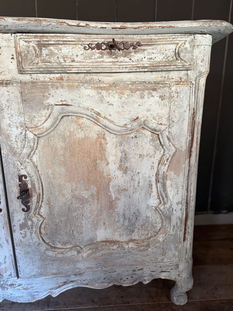 Louis XV curved sideboard dating from the beginning of the 18th century, south of France, beautiful polychromy