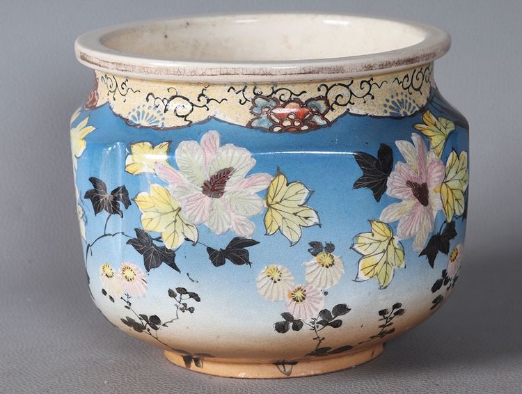 Large Chinese porcelain cache pot, Hibiscus motif, circa 1900