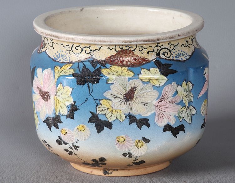 Large Chinese porcelain cache pot, Hibiscus motif, circa 1900