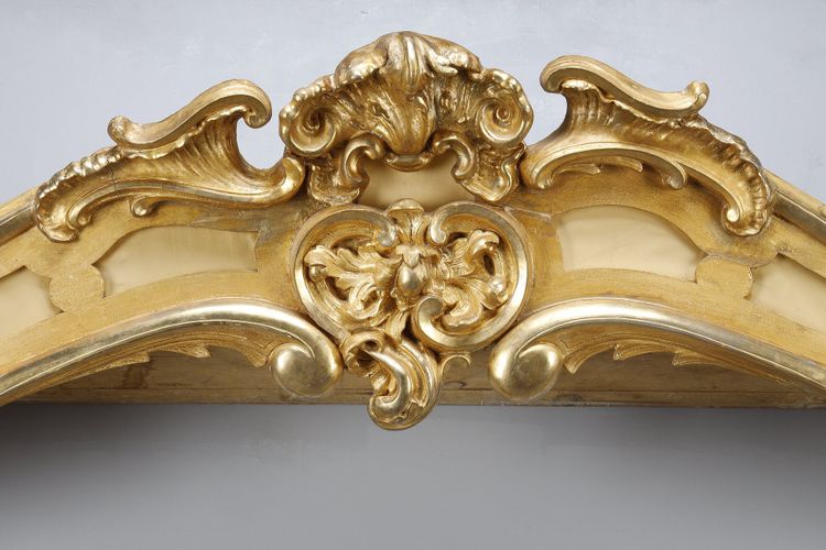 IMPORTANT PAIR OF CARVED AND GILDED WOOD WINDOW VALANCES