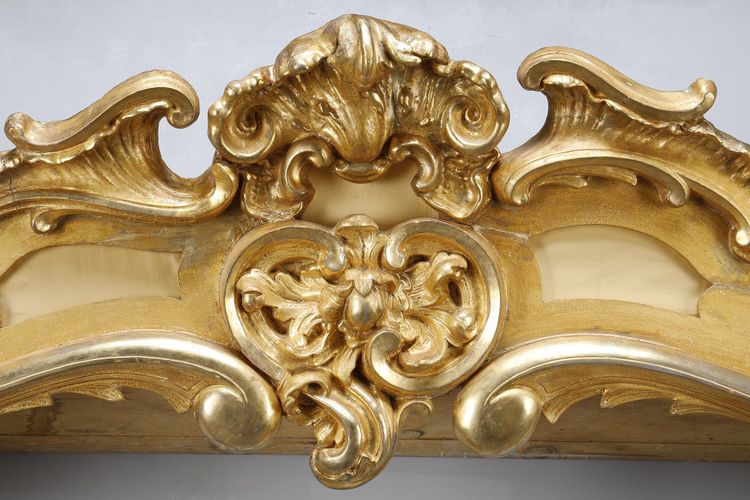 IMPORTANT PAIR OF CARVED AND GILDED WOOD WINDOW VALANCES