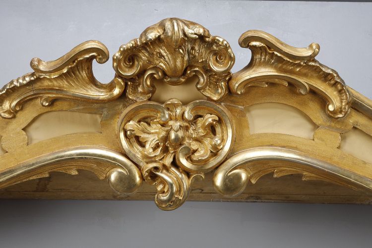 IMPORTANT PAIR OF CARVED AND GILDED WOOD WINDOW VALANCES