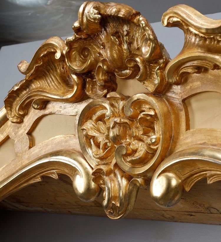 IMPORTANT PAIR OF CARVED AND GILDED WOOD WINDOW VALANCES