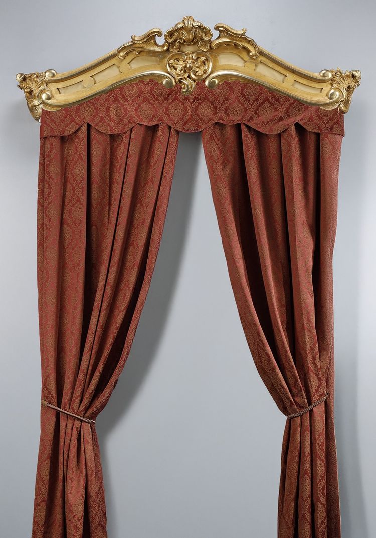 IMPORTANT PAIR OF CARVED AND GILDED WOOD WINDOW VALANCES