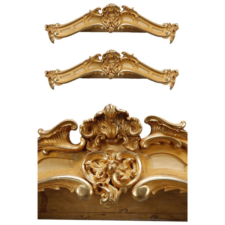 IMPORTANT PAIR OF CARVED AND GILDED WOOD WINDOW VALANCES