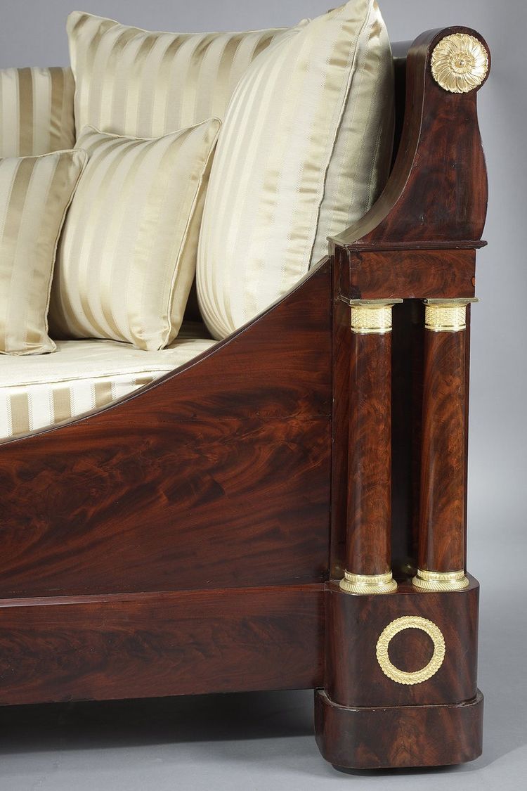 PERIOD RESTORATION BED WITH CANOPY