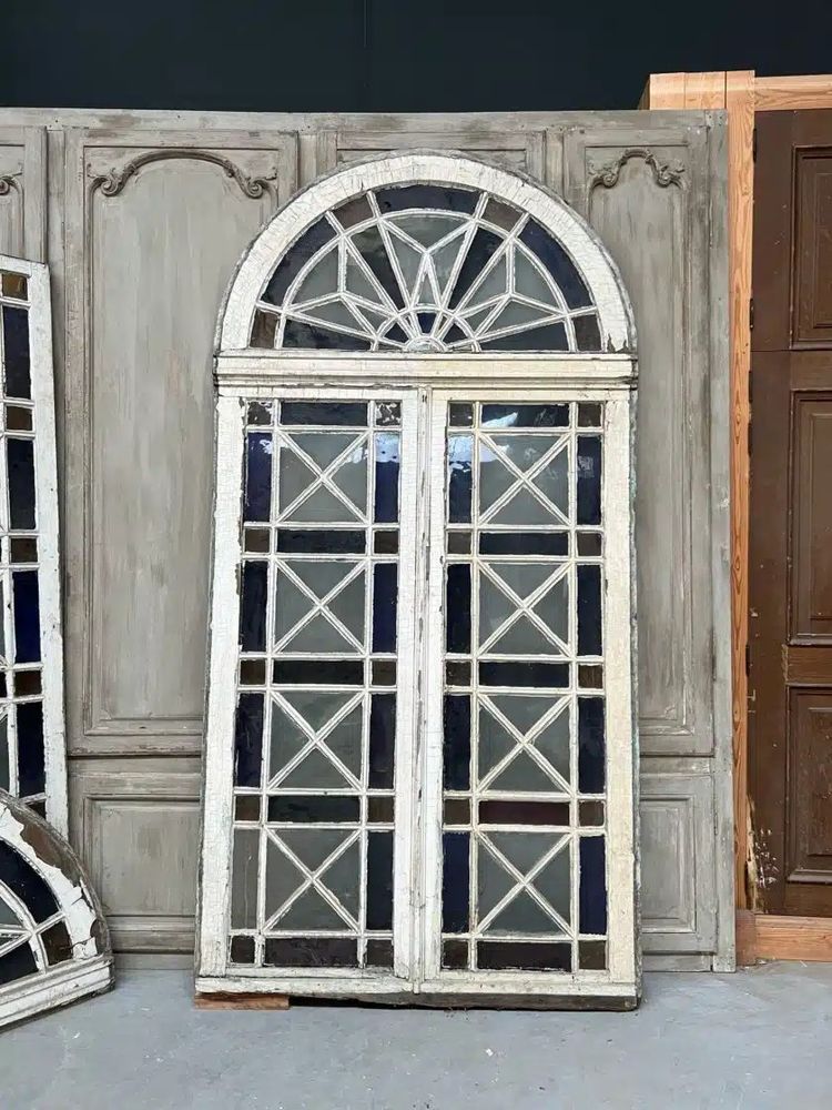 Double orangery door and its pair of colored glass bay windows