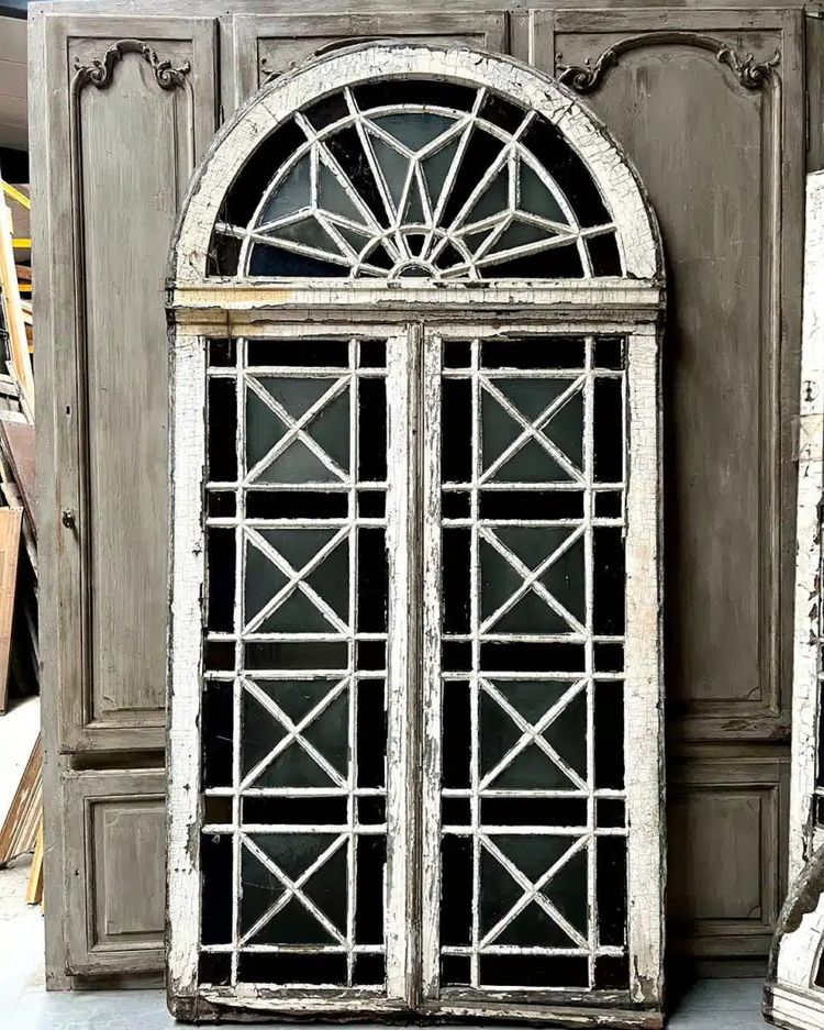 Double orangery door and its pair of colored glass bay windows