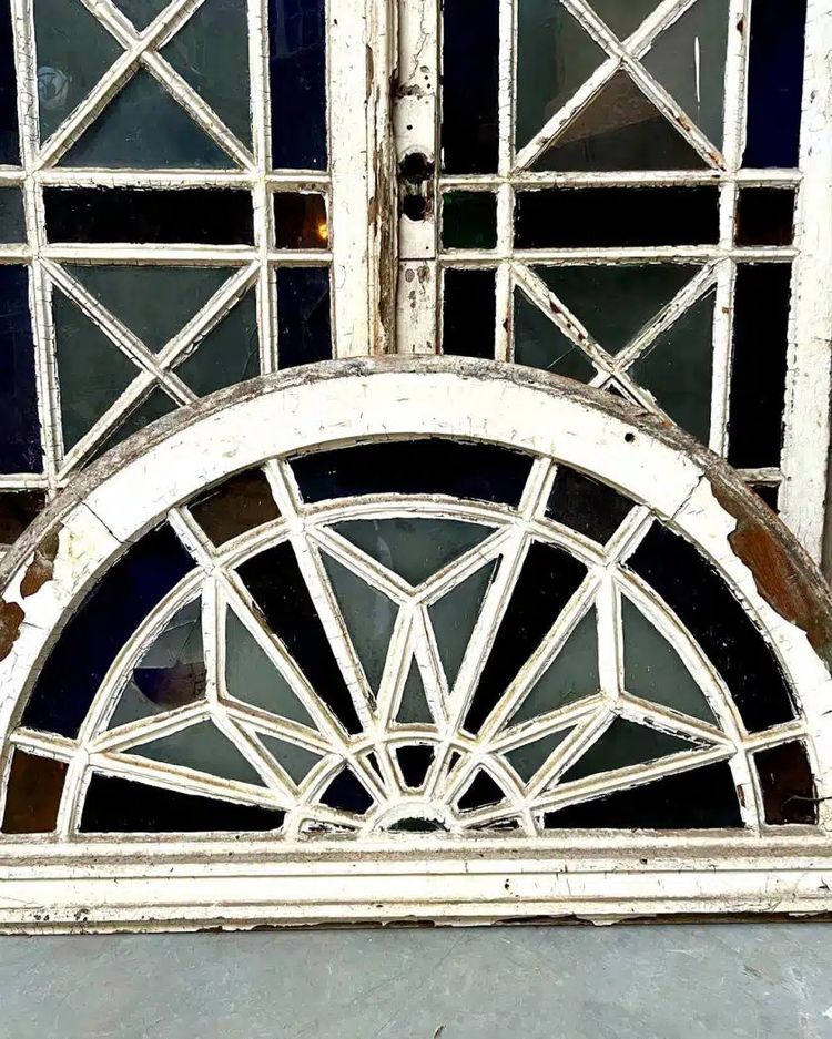 Double orangery door and its pair of colored glass bay windows