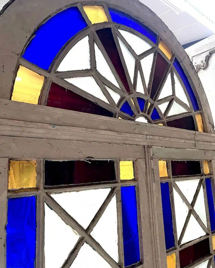 Double orangery door and its pair of colored glass bay windows