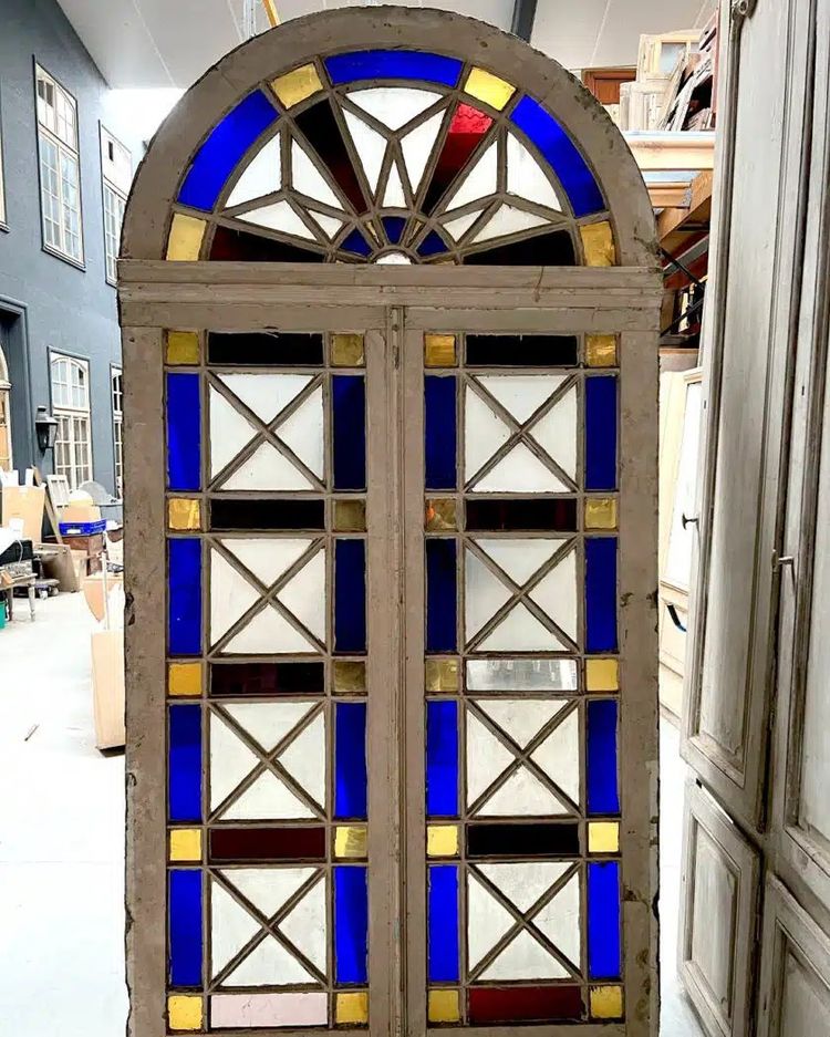 Double orangery door and its pair of colored glass bay windows