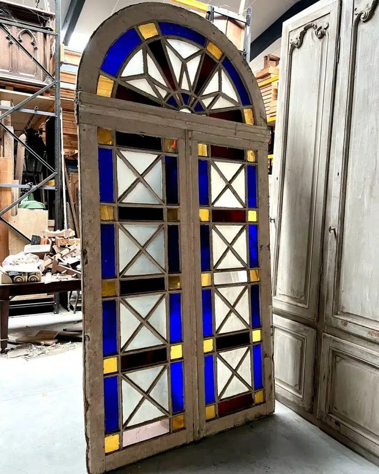 Double orangery door and its pair of colored glass bay windows