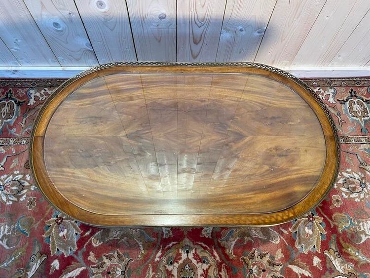 Table basse ovale de style Louis XVI