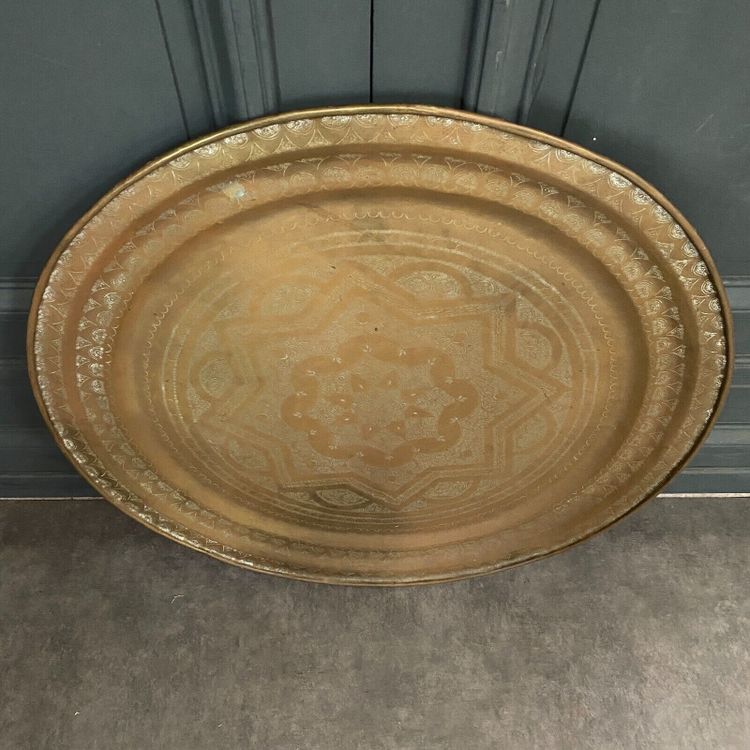 Large engraved oriental tea tray in copper or brass 20th century 96 cm