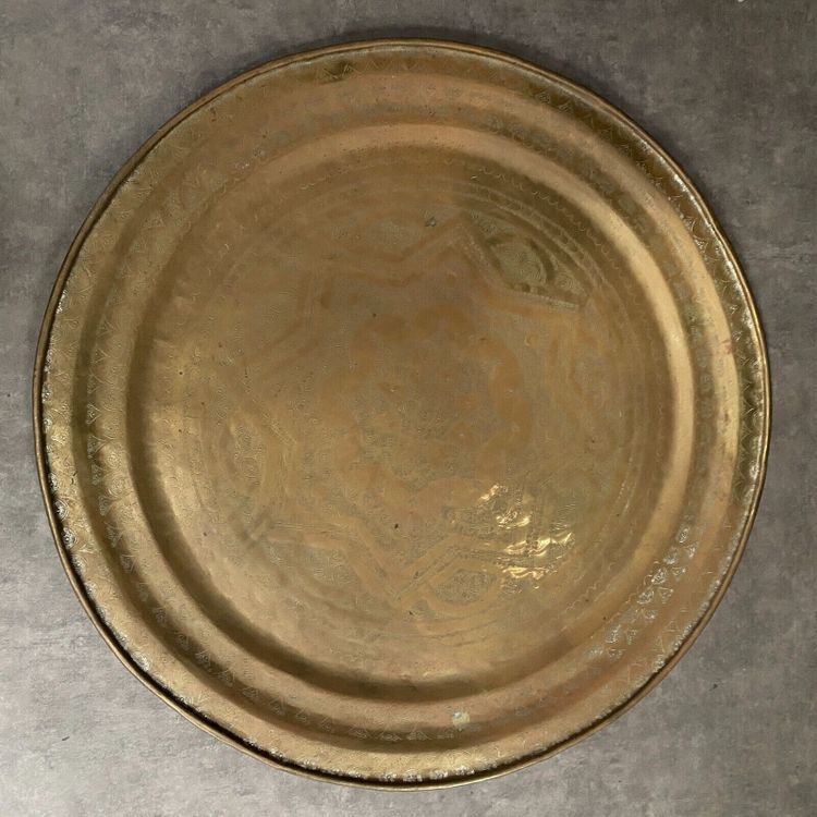 Large engraved oriental tea tray in copper or brass 20th century 96 cm