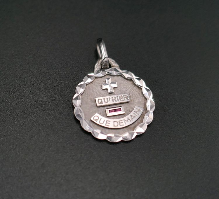  Augis Médaille d'Amour 18-carat white gold.