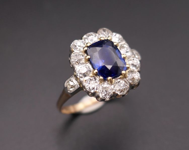 Ring adorned with a sapphire and diamonds, gold and platinum.