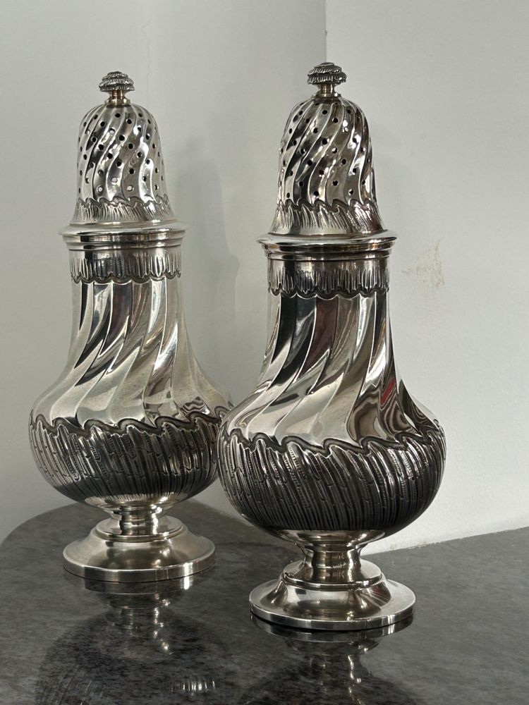 Pair De Saupoudreuses Torses En Argent Massif Louis XV - Saupoudreuse - Bointaburet A Paris